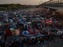 В Техасе мигранты сбились в многотысячный лагерь