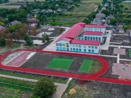 С каруселями и резиновым покрытием: в Карповке завершают реконструкцию школьного стадиона