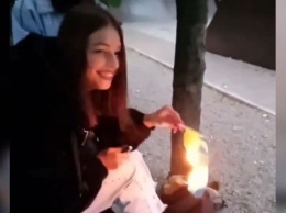 В Каменском девушка сожгла флаг Украины на камеру