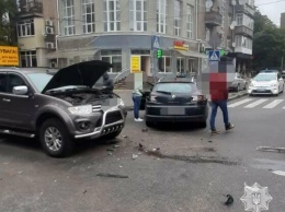 В центре Харькова водитель «Renault» нарушил ПДД и устроил тройную аварию, - ФОТО