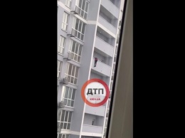 В Киеве девушка хотела прыгнуть с балкона высотки