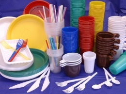 В Украине хотят запретить ватные палочки, пластиковую посуду и «мешалки» для кофе: законопроект