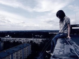 Поссорилась с мамой: в Харькове патрульные спасли от самоубийства 19-летнюю девушку