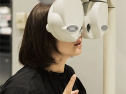 В Китае создали "умные" очки, которые могут замедлить потерю зрения