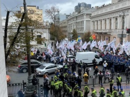 Возле Рады произошли столкновения между митингующими движения SaveФОП и правоохранителями