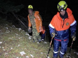 Спасатели 12 часов эвакуировали забравшегося на скалу в Крыму туриста
