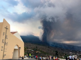 Из-за извержения вулкана на Канарах ограничили полеты гражданской авиации
