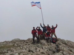 Спасатели водрузили флаг Крыма на высшую точку Чатыр-Дага