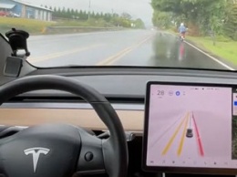Tesla вводит водителей в заблуждение названием своего автопилота