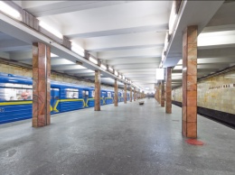 На станции "Контрактовая площадь" уничтожают аутентичную плитку: ее заменят обычной