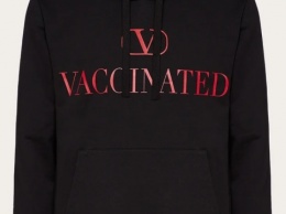 Бренд Valentino представил худи в поддержку вакцинации