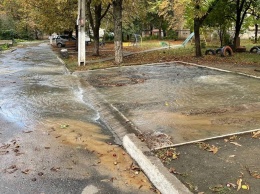 Водопад посреди города: в Кривом Роге несколько часов улицу заливает водой