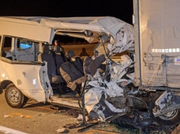 В Венгрии микроавтобус на скорости врезался в грузовик: среди погибших есть украинцы