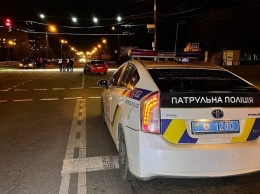 В Кривом Роге возле гостиницы "Киев" мотоцикл столкнулся с ВАЗ и Alfa Romeo: пострадал мужчина