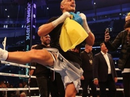 После победы над Джошуа, Усик заплясал гопак с флагом Украины в руках