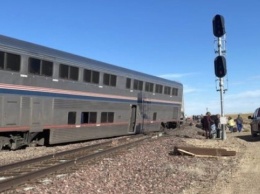 В США поезд сошел с рельсов и перевернул несколько авто - есть погибшие