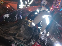 Пострадавших вырезали спасатели: на Полтавском шляхе столкнулись два ВАЗа