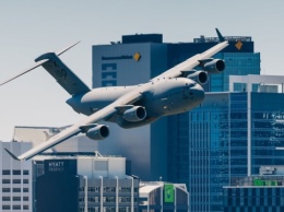 Пощекотал нервы очевидцам: в Австралии самолет пронесся между небоскребами