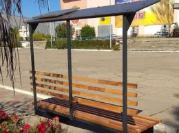 В Станице Луганской на улицах устанавливают солнечные батареи: от лавочек можно будет подзарядить смартфон
