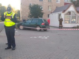 В Луцке автомобиль влетел в остановку с пассажиром (фото)