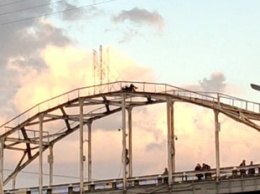 Готовы на все ради лайков: днепрянка делала фото на верхней опоре моста