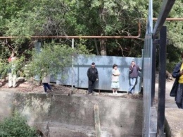 В Ялте местный житель закрыл забором проход через мост