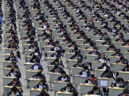 Китайским школьникам начали вшивать в форму отслеживающие чипы
