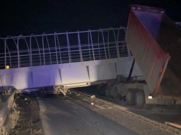В России пешеходный мост обрушился на авто, есть жертвы