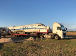 В Одесский музей авиатехники доставили первый Як-40