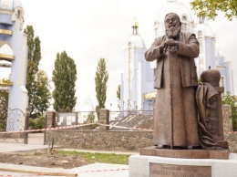 Первый в мире памятник Любомиру Гузару установили в Виннице