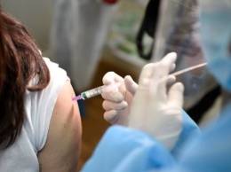 В Украине хотят разрешить вакцинацию Pfizer всех детей от 12 лет