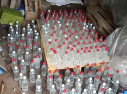 Алкоголь в пластике: криворожанин продавал сотни литров "паленки" в пластиковых бутылках