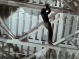 Под крышей аэропорта Внуково поймали «человека-паука» (видео)