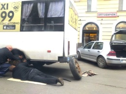 Приехали: на Сенной у маршрутки на ходу отпало колесо