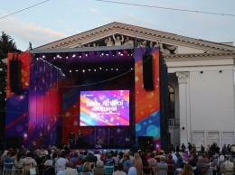 Серебряный круиз, праздничный концерт и фотозоны. В Мариуполе пройдет фестиваль "Generation House", - ПРОГРАММА
