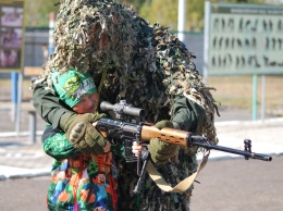 Гвардейцы николаевского полка показали школьникам технику, оружие и служебных собак (ФОТО)