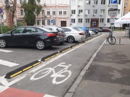 В Киеве применили необычный способ разделения парковки и велополосы