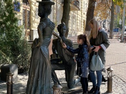 В Киеве на Андреевском спуске заговорила скульптура Прони Прокоповны