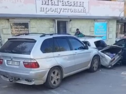 Протаранил три автомобиля и сбил пешехода: подробности ДТП на Анголенко