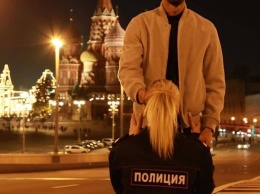 Суд выдворил из России блогера, имитировавшего секс у собора у Кремля