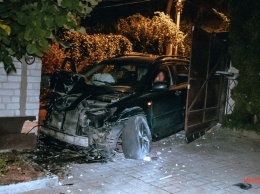 Уходила от погони: в Днепре пьяная девушка на Lexus протаранила минивэн и снесла забор