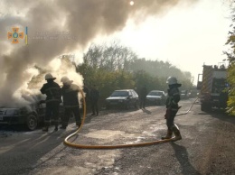 Под Харьковом на дороге загорелся автомобиль (фото)