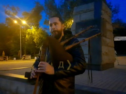 Средневековая волынка в парке Шевченко: музыкант радует одесситов традиционными мелодиями и роком