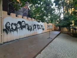 Полюбуйся новым стрит-артом: в Одессе появилась стена рок-н-ролла