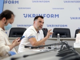 Арестович рассказал, почему оккупанты отказываются от украинской гумпомощи