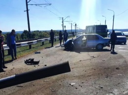 Пассажир вылетел через окно: на плотине машина влетела в отбойник (видео момента ДТП)