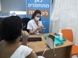 Израиль сделал третью дозу вакцины обязательной для получения COVID-паспорта