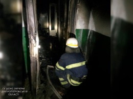 В Каменском горела квартира: из огня выносили мужчину