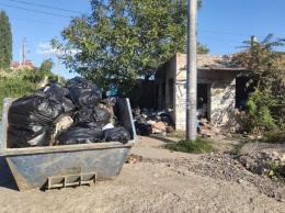 После курортного сезона: на границе Крыжановки и Одессы пытаются убрать тонны мусора