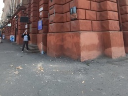 Мог упасть на пешеходов: на Героев Майдана от дома отпал большой кусок облицовки